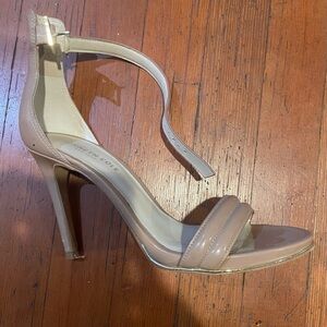 Kenneth Cole tan patent leather heel, perfect condition